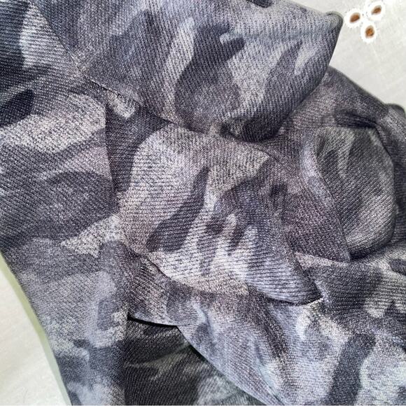 Spanx Look at Me Now $99 Seamless Camo Cropped Leggings XL Black Gray NWOT - Picture 5 of 10
